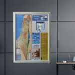 לוח לאום עם מסגרת דקורטיבית
